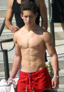 teenboys-shirtless:  Hot Guys on the beach