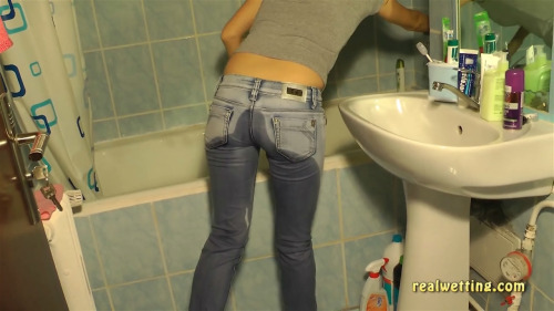 pee-fetish: Antonia peeing in her jeans