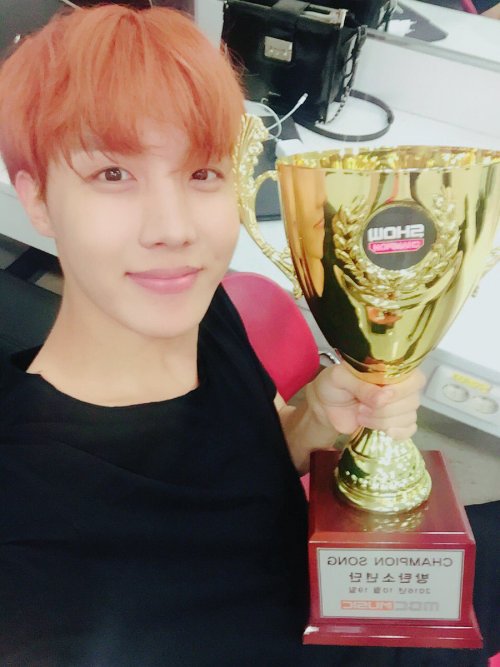 livelovehoseok: 8/∞ hobi’s favorite selcas