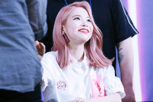 fy-yongsun:170625 Solar @ Lotte World Mall Fansign © 햇살, 그리고 너 | do not edit or crop the logo.