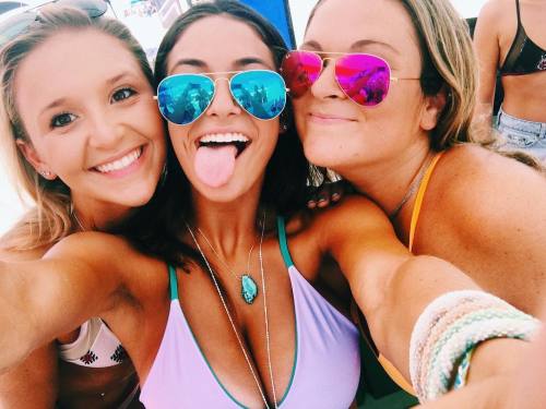 bikiniboobsbutts:Beach Fun 