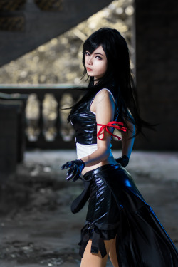 dirty-gamer-girls:  Tifa Lockhart by Kop-eeCatCheck out http://dirtygamergirls.com for more awesome cosplay
