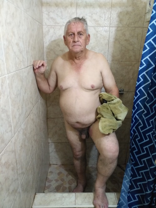 gopepiux69me:tomando una ducha apasionada con Don Lucho, que rico eres papito.