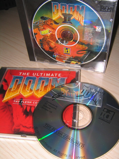 imx-doomer:  The Ultimate DOOM (1995) and Doom 2 (1994)Compact Disc - European releases [source] 