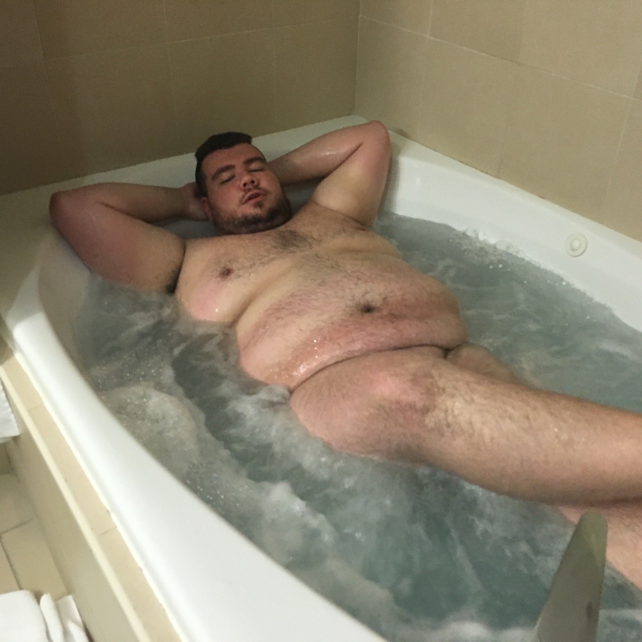 stonecub:  Hotel with a whirlpool tub! 