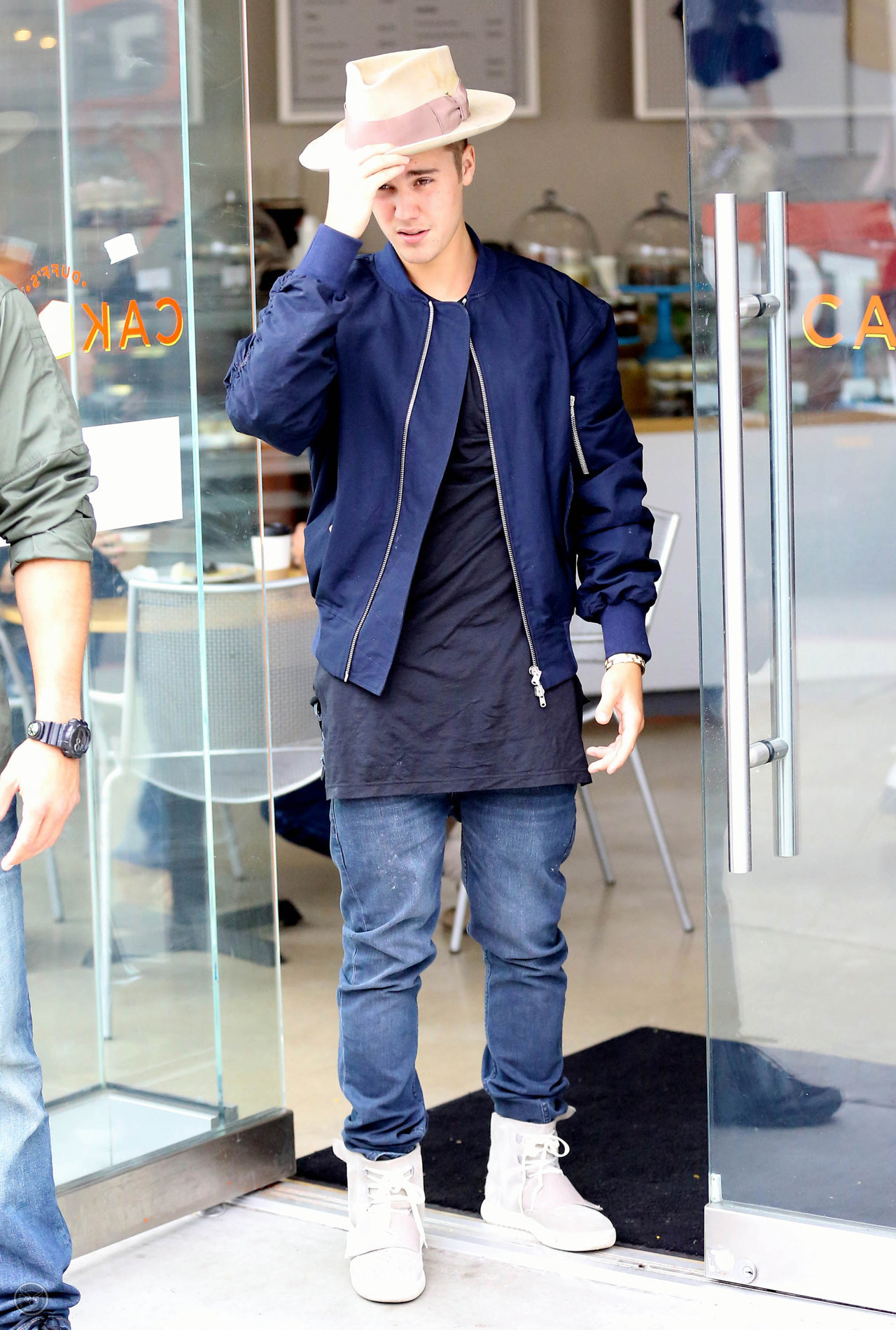 keeping-up-with-bieber:  Justin seen out with Jazmyn in Los Angeles, California (April