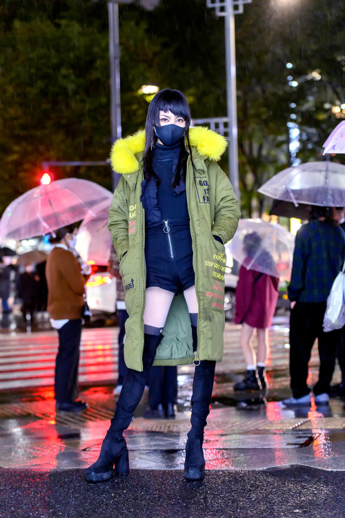 tokyo-fashion: 18-year-old Japanese student Mikael on the street in Harajuku in the rain with a black face mask, long gr