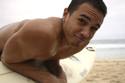 dem-kane-tho:  Heʻs 100% straight but so damn handsome . Hawaiian men like him make my knees weak .  