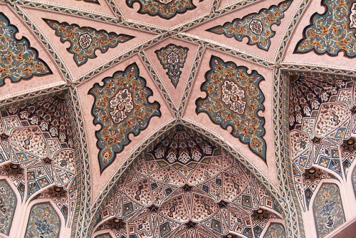 islamic-art-and-quotes: Sultan Qaboos Grand Mosque in Muscat, OmanVia IslamicArtDB