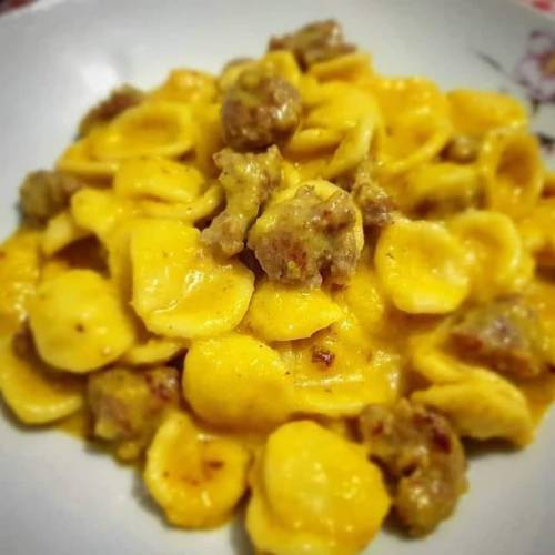 ORECCHIETTE CON CREMA DI PATATE, SALSICCIA, PROVOLA E ZAFFERANO
Ricetta di Eleonora Jackson
300gr di orecchiette
300gr salsiccia
80gr provola dolce
2 patate medie
1 zafferano
1 bicchiere vino bianco
Mezza cipolla
Procedimento:
Mettere dell'acqua a...