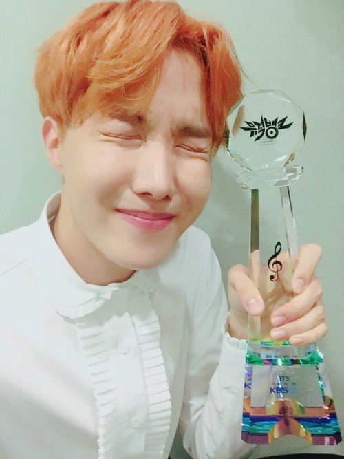 livelovehoseok: 8/∞ hobi’s favorite selcas