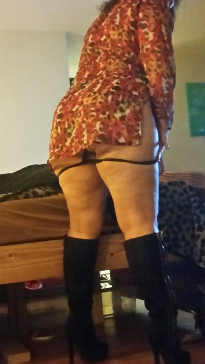 jypsilover:  A little Friday night striptease in the mirror before some great sex. 