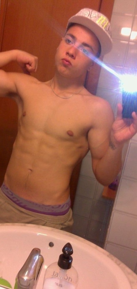 exposedguysblog:  19 y/o If you wanna see more hot straight guys REBLOG an FOLLOW