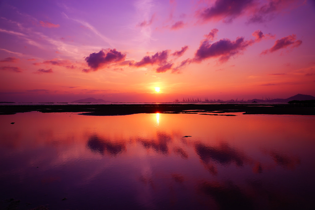 drxgonfly:  Sunset over Ha Pak Nai, Hong Kong (by tommy@chau) 