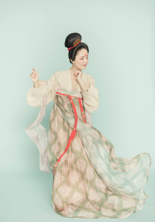 Traditional Chinese hanfu | Tang dynasty fashion by 春谷山房