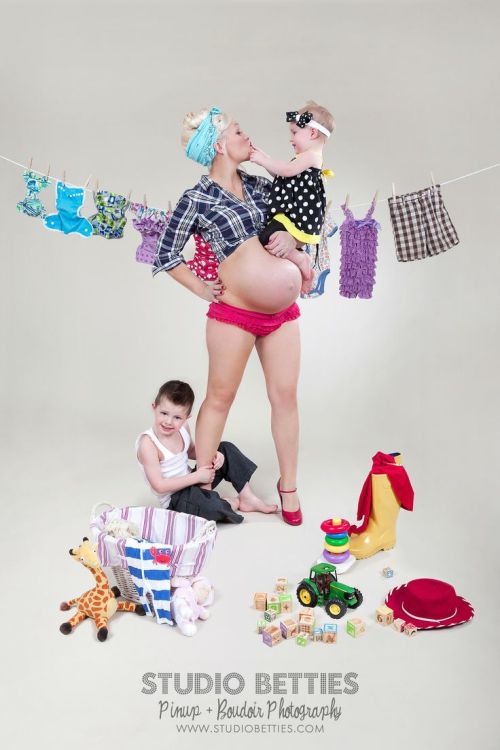 diaryof-alittleswitch:  mommy-and-puppy-princess:  chetaliciousawesomer:  VIXENS TOO   I need to get pics of little like this!!  I wanna look like them. :’(  Vintage beauties. -fms