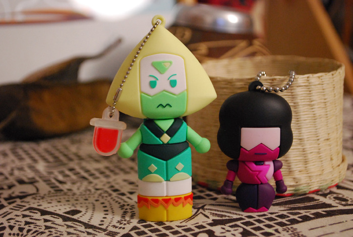 taiyari:  SO… WOULD ANYONE BE INTERESTED IN A PERIDOT USB FLASH DRIVE? This one