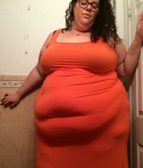 lovemlarge:  Her belly looks even better without that tight dress ;)
