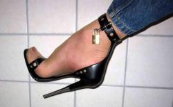 sissydebbiejo:  Stunning stilettoe heel #ShoePorn  Where can I get these heels???