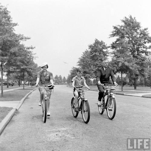 Welcome to Suburbia(Alfred Eisenstaedt. 1944?)