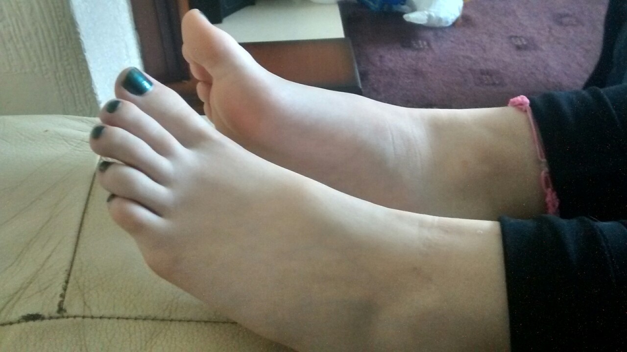 ashfeet:  I absolutely love how pale Ash’s feet are. Does anyone else have a total