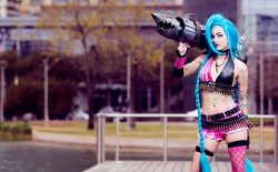 league-of-legends-sexy-girls:  Jinx Cosplay 