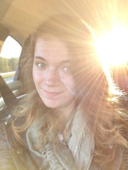 lone-wolfgirl:  Me, heading to a new town and basically a whole new part of my life.  I didn‘t even edit the photo, the sun was just perfectly joining the shot ☺️ Also, I love my hair right now😍