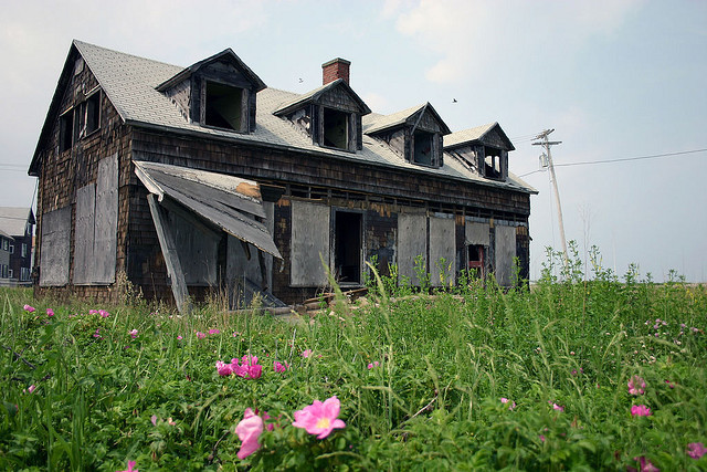 fuckyeahabandonedplaces:  An abandoned house by rcolonna on Flickr.Via Flickr: A