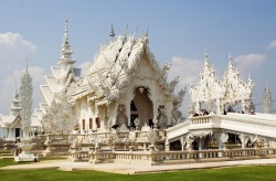  Wat Rong Khun ( White Temple ) is a contemporary unconventional Buddhist temple in Chiang Rai, Thailand. It was designed by Chalermchai Kositpipat in 1997. 