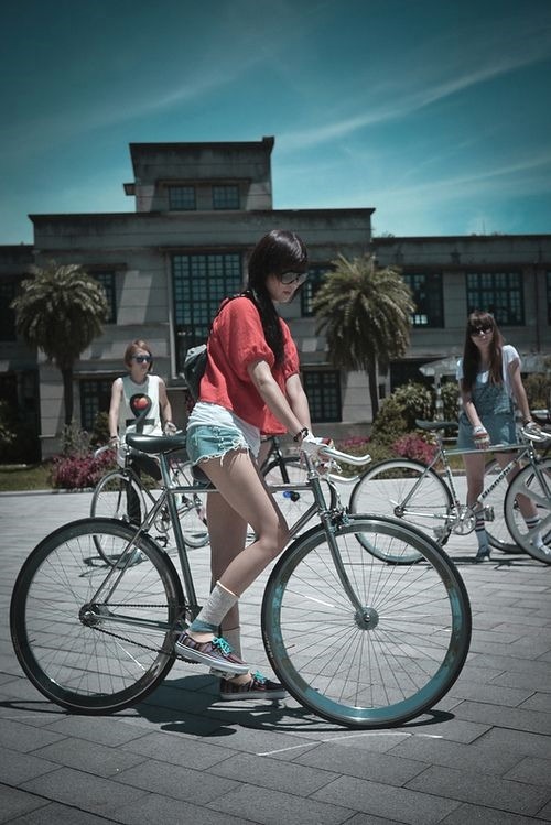 babes-on-bicycles: Babe on Bicycle