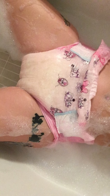 bby-lttl-spc: So I decided to take a bath with my diapee on and it was sooooo nice but my diapee swe