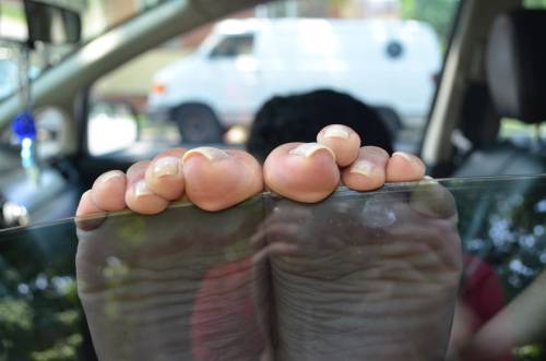 AG wrinkled soles on the glass