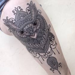 kamiladaisytattoo:Owl(ish) on Jasmine today, one of the toughest ladies I’ve tattooed 💪🏼🙌🏼 #owltattoo #geometrictattoos #patterntattoos #blxckink #ladytattooers #beautifultattoos #thightattoo #uktta #tattoosnob (at Stainless Steves Custom