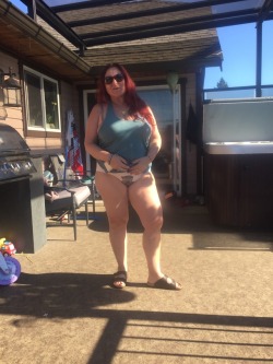 fat-wives-are-sexy:  She loves showing her beaver and tasty ass. Doesn’t she make you horny? Hell ya she does! Sexy!  Thanks for sharing.