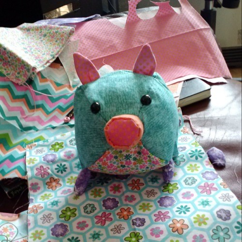 I can post this now! A little piggy I made for my sister as a late bday gift :>