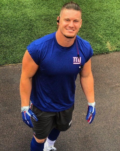 straightdudesexting:New York Giants Full Back hunk Shane Smith 🏈
