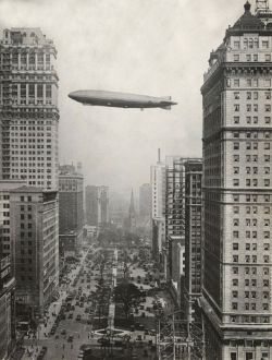 retrogasm:  The airship, Los Angeles, flies over Washington Boulevard. Detroit, 1926.