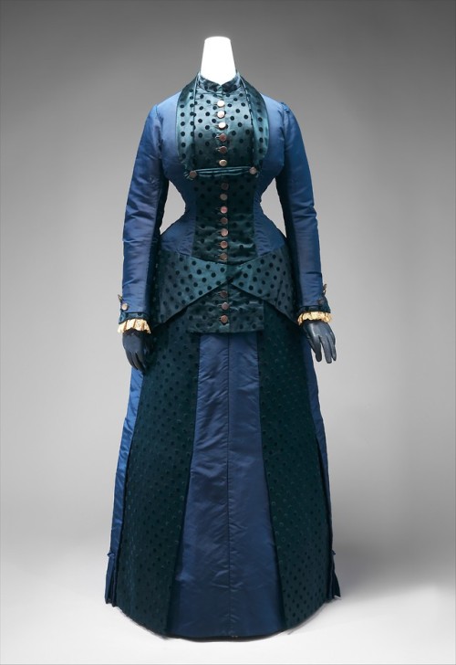 the-met-art:  Dress, Costume InstituteMedium: silkGift of Anne L. Maxwell, in memory of her mother, 