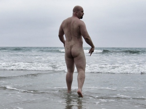 fidgetingwithmyballs:  My oh my, wouldn’t mind seeing this fella through my window. 