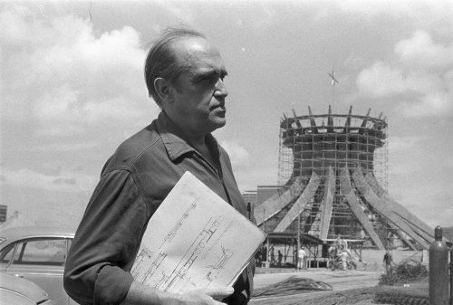 Niemeyer on site.