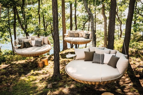 shadow-in-fog:  mymodernmet: Swing Rest by Daniel Pouzet A hanging couch that offers the ultimate relaxation of a swing to lounge on in nature. 