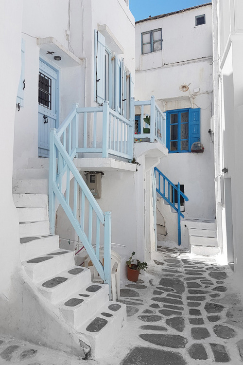 White dreaming…Mykonos | Greece | Narrow streets