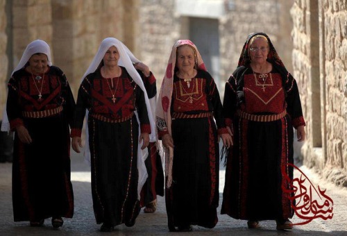 globalchristendom:mod-e-boteh:Palestine Fashion Week: Palestinian women in traditional clothing duri