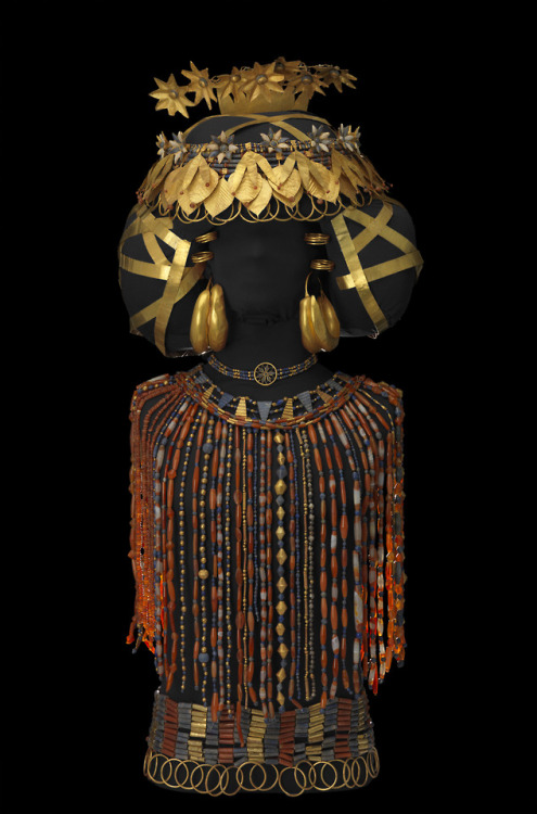 hellenicdreams: Queen Paubi’s headdress (½)c.2500 BCEUr, Iraq “This ornate headdr