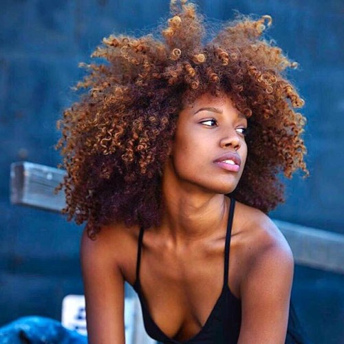 Golden tresses ✨ #2FroChicks #NaturalHair #Melanin #Curls #Curlyhair #Afro #Brownbeauty #BlackGirls