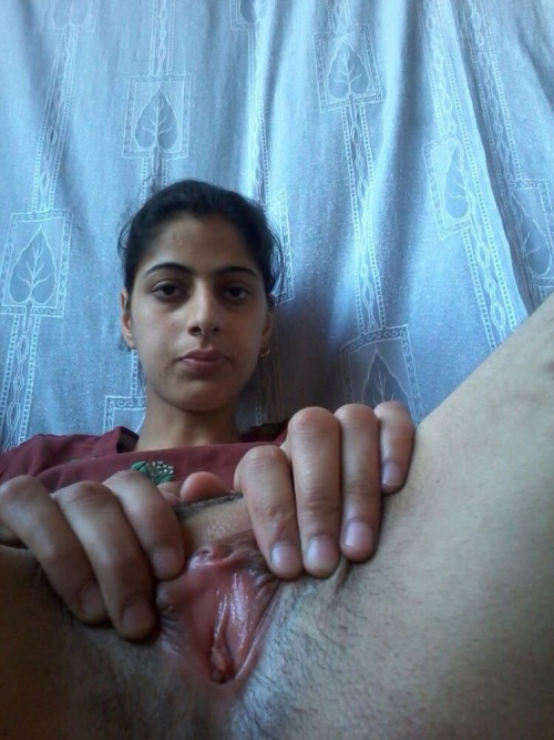 indian-sexx:Indian Babe Spreading