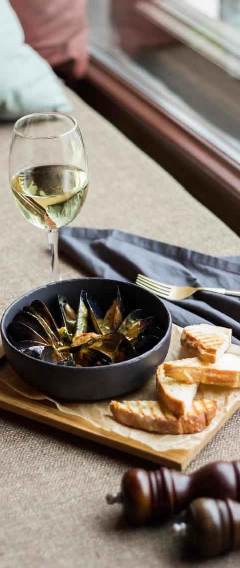 Pinot Grigio Paired With Steamed Mussels And Garlic