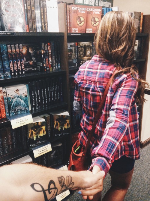 oh-thebookfeels:Teaching the boyfriend how to book shop.instagram | facebook | instagram | blog 