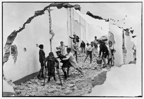 Happy birthday to Henri Cartier-Bresson!✨The photographic master and Magnum Photos co-founder was bo