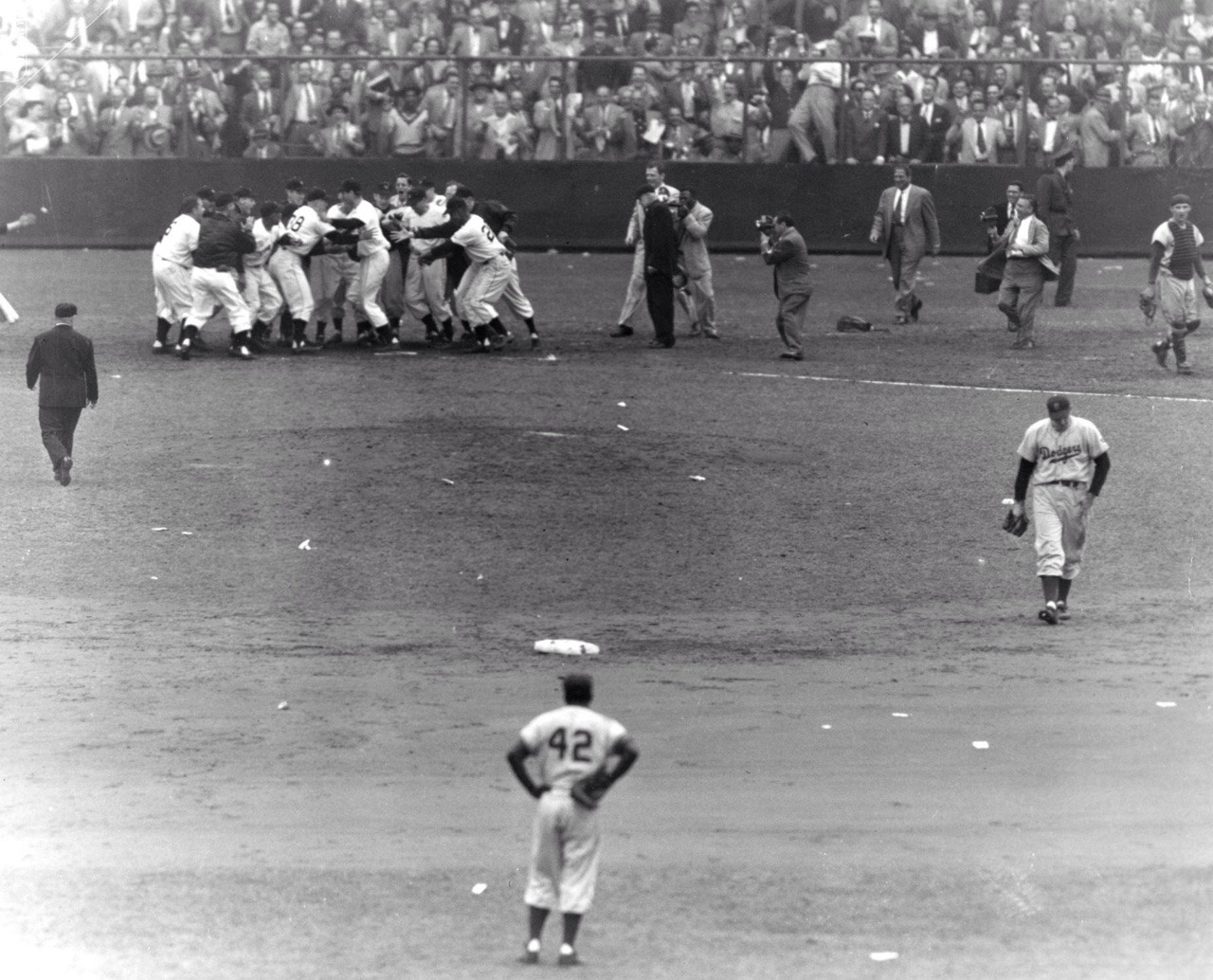 baseballhistoryandculture:Jackie watching Thomson’s home run. My grandmother was